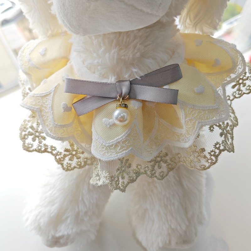 Adjustable Champagne Lace Pet Bib with Pearl Pendant for Dogs Cats